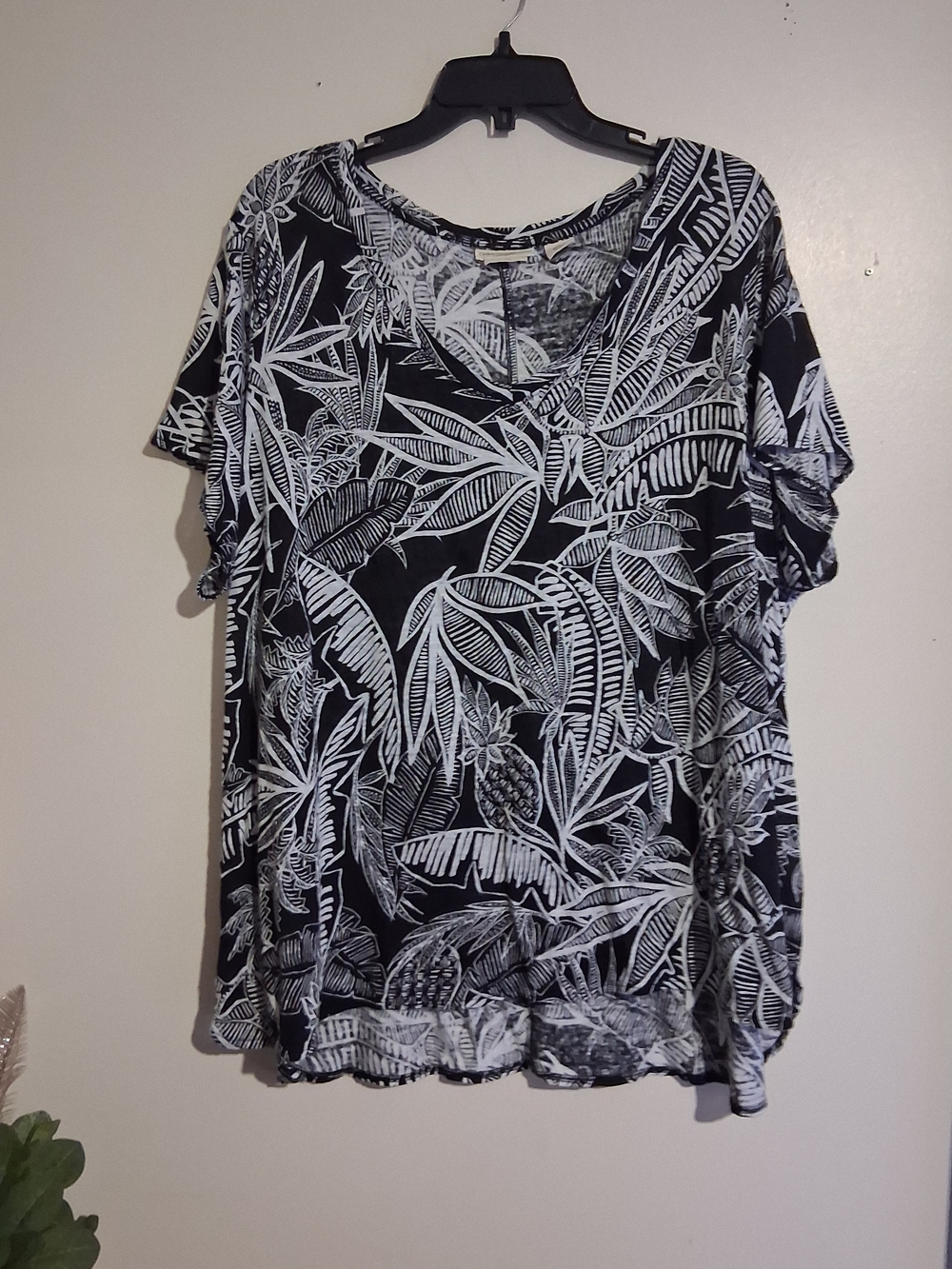 Christian Siriano Black and White Tropical V-Neck Top
